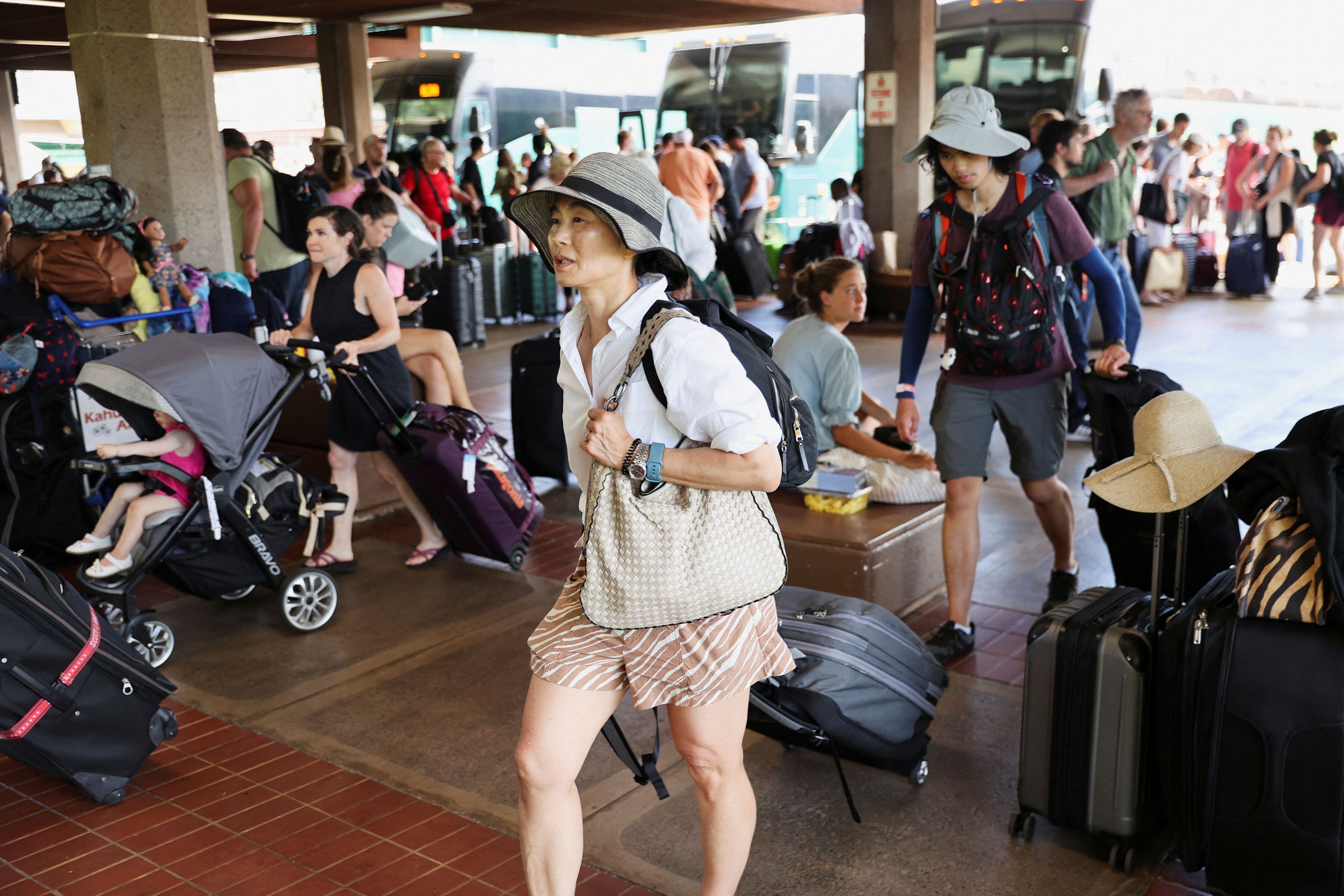 Evacuados de los incendios forestales del oeste de Maui caminan en el aeropuerto de Kahului en Kahului, condado de Maui, Hawái, Estados Unidos, 10 de agosto de 2023. REUTERS/Marco García