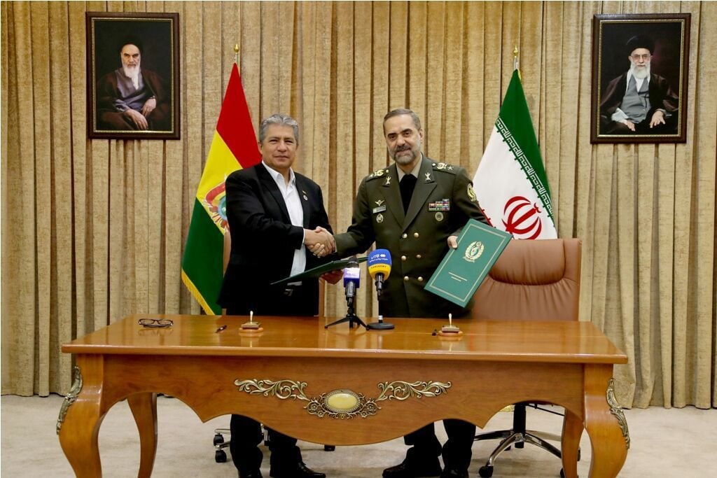 El ministro de Defensa de Irán, general de brigada Mohamad Reza Qarai Ashtiani junto a su homólogo boliviano, Edmundo Novillo Aguilar