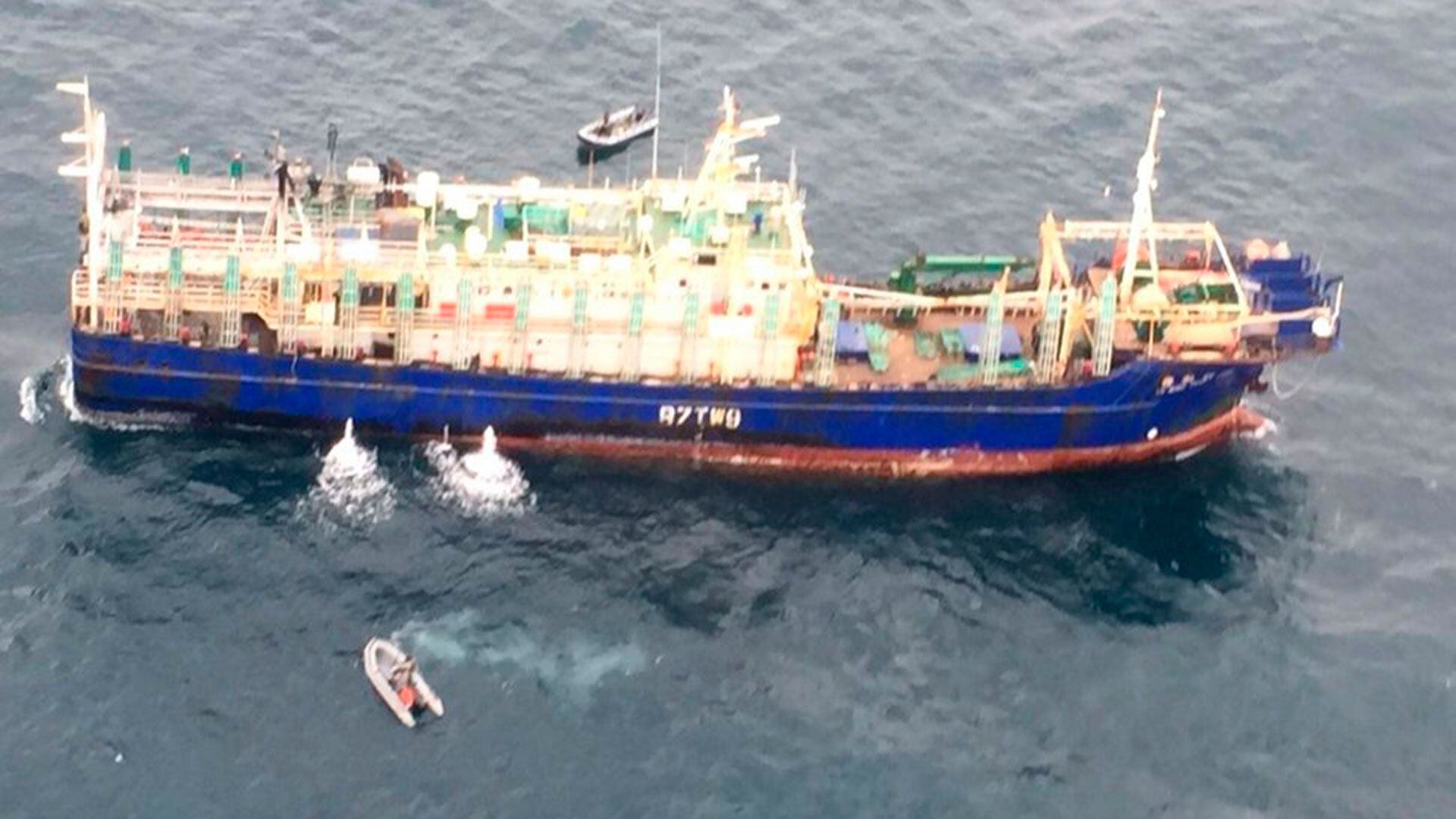 La Armada uruguaya detuvo a un buque chino por pesca ilegal después de perseguirlo toda la noche