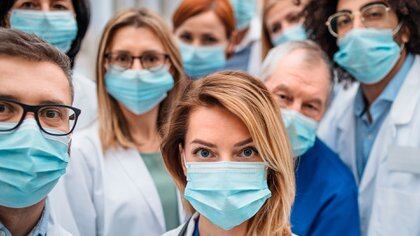 El 66% de los casos de COVID-19 en el personal de salud corresponde a mujeres (Shutterstock)