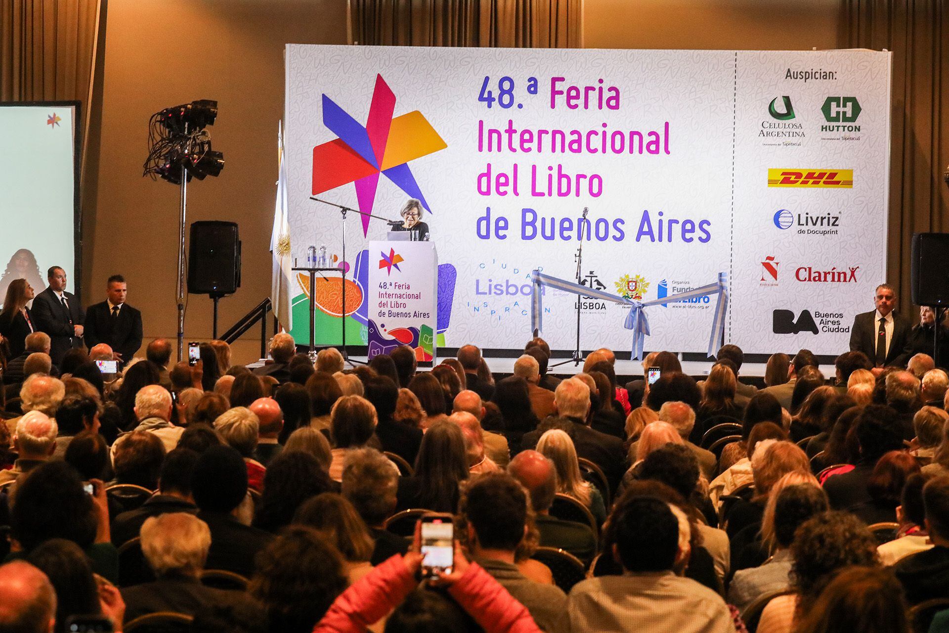 "La obra de arte, en suma, nos convierte en espectadores-lectores agudos"