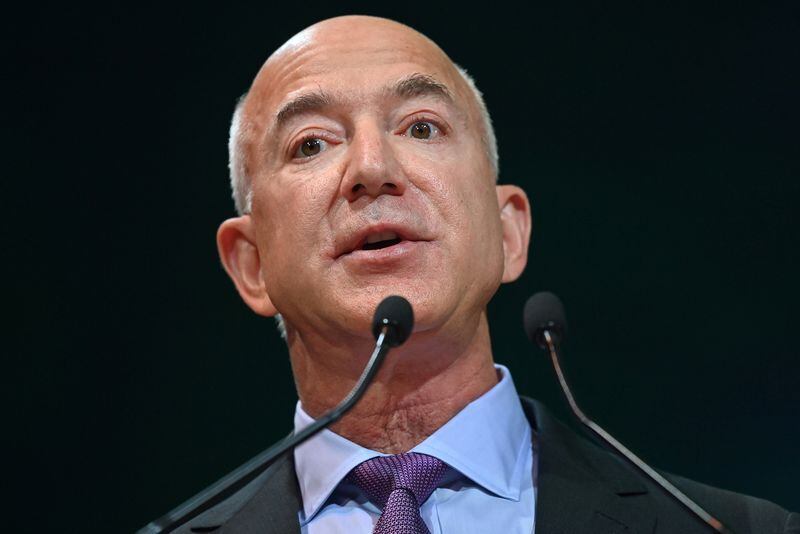 El aumento en la fortuna de Bezos se debe en gran parte al aumento masivo del mercado de valores para Amazon. (Paul Ellis/Pool via REUTERS)