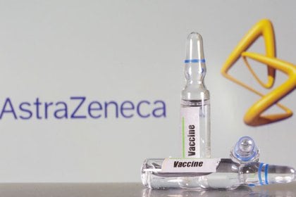 FOTO DE ARCHIVO: Un tubo de ensayo etiquetado con la vacuna delante del logo de AstraZeneca en una ilustración tomada el 9 de septiembre de 2020. REUTERS/Dado Ruvic