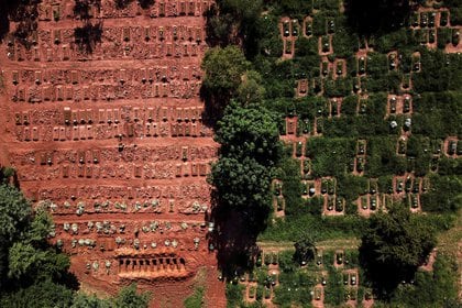 Vista aérea de las tumbas mientras se suspenden los nuevos entierros, excepto los depósitos privados y los niños, en el cementerio de Vila Nova Cachoeirinha en medio del brote de la enfermedad del coronavirus (COVID-19) en Sao Paulo, Brasil, 1 de abril de 2021. Imagen tomada con un dron. REUTERS/Amanda Perobelli