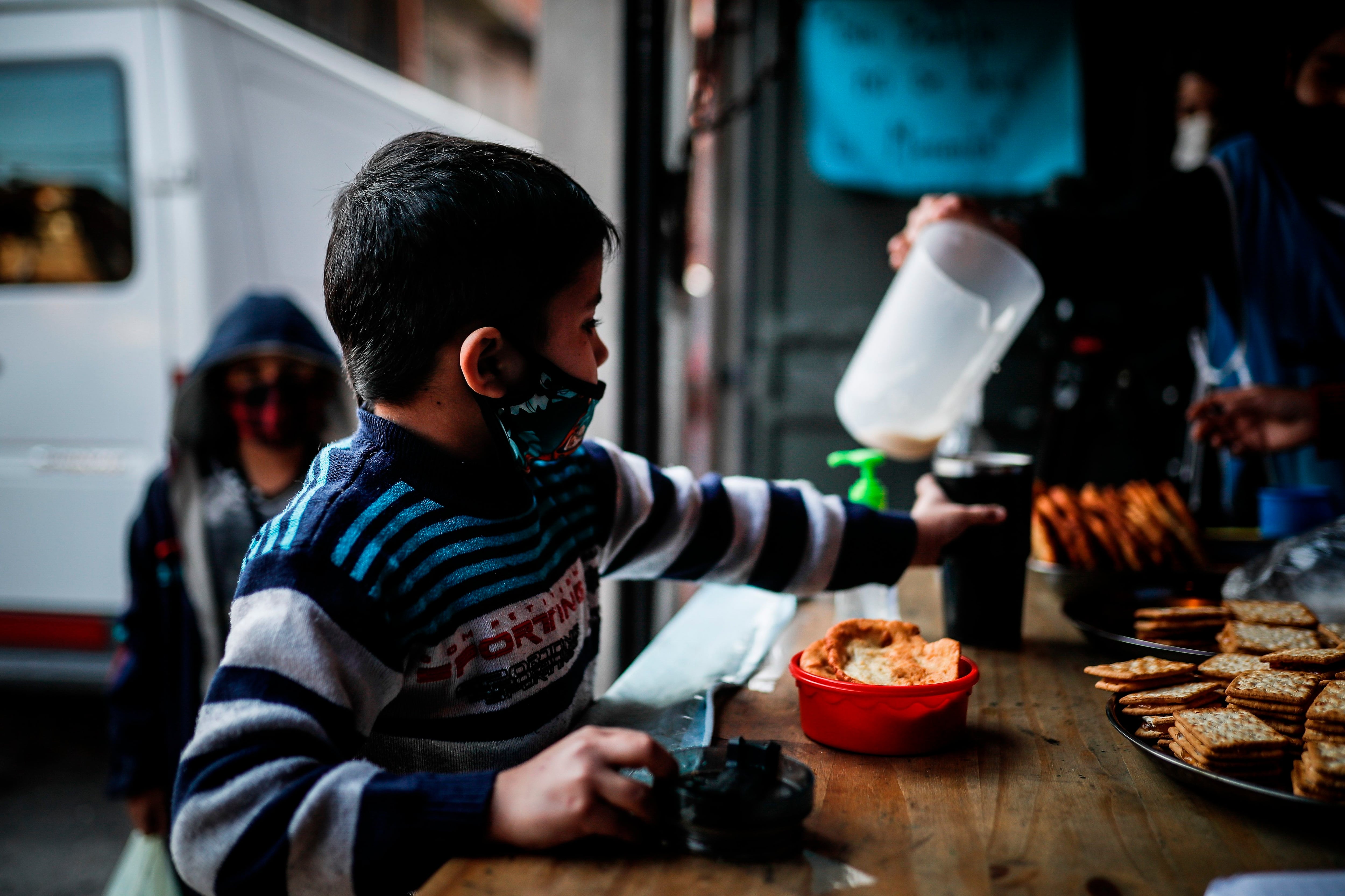 La pandemia también impacto en los programas de alimentación escolar, que debieron volcarse a entregar comida para llevar al hogar (EFE/Juan Ignacio Roncoroni)
