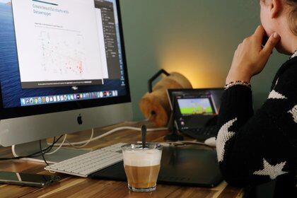 Una mujer trabajando desde su casa. REUTERS/Eva Plevier