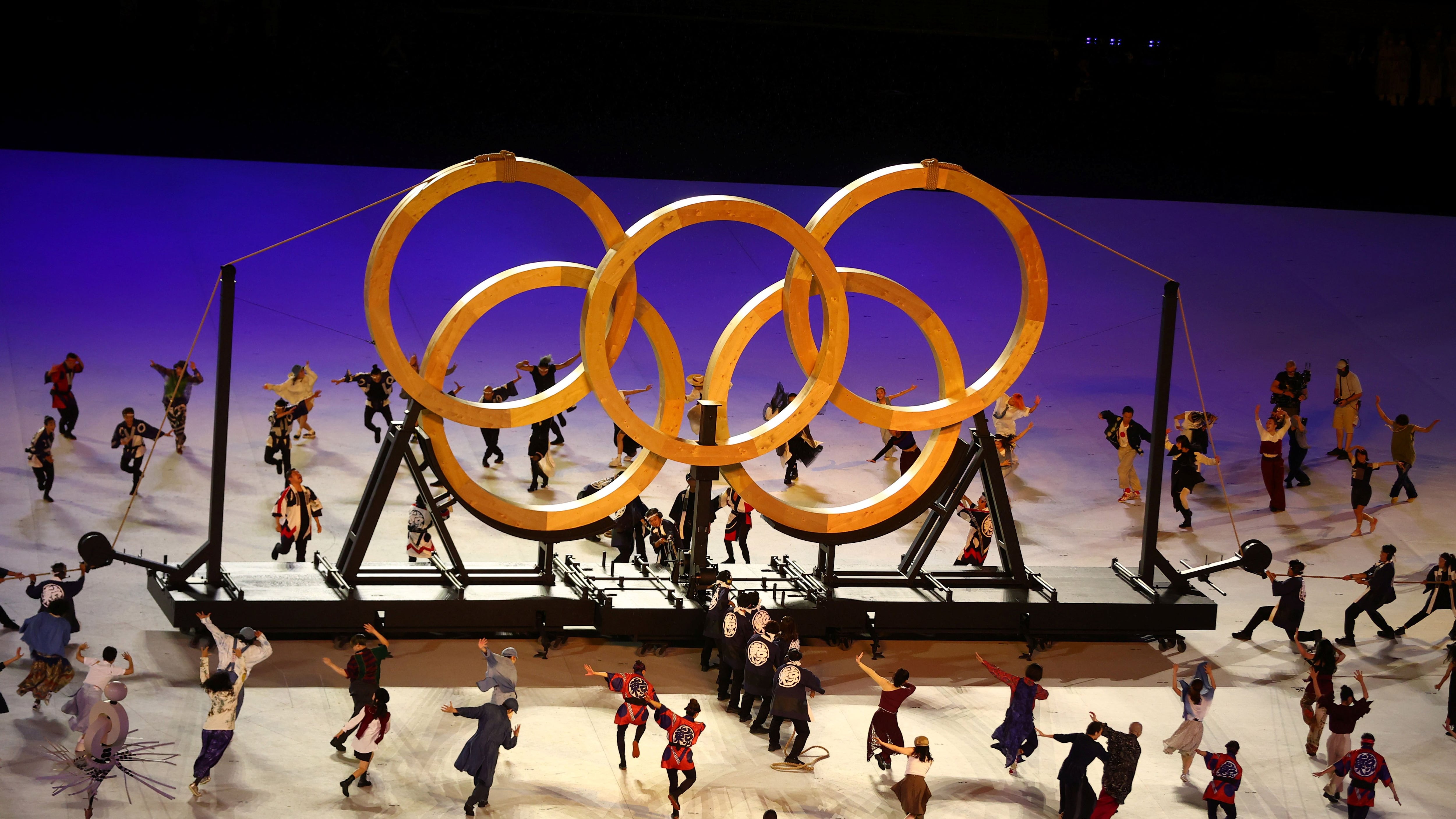 Los anillos olímpicos hechos de madera (REUTERS/Leonhard Foeger)