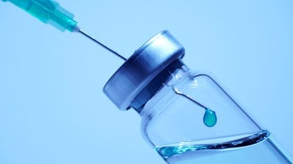 El Reino Unido implementó un cambio en sus lineamientos relacionados con las vacunas que sorprendió a muchos especialistas en salud (Shutterstock)
