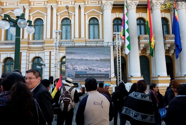 Ciudadanos bolivianos se reúnen en La Paz para dar seguimiento al fallo de la CIJ (Reuters)