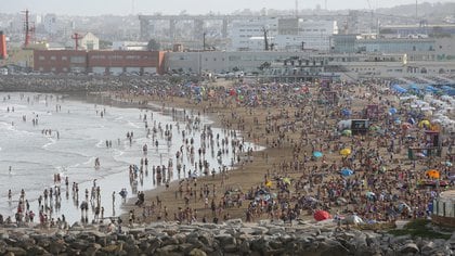 En el gobierno bonaerense buscan soluciones a los grandes aglomerados de jóvenes en las playas de la Costa. Así lució Mar del Plata este fin de semana (Christian Heit)