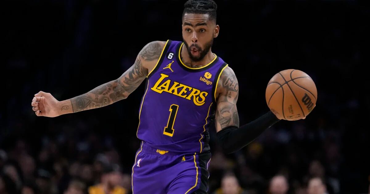 Russell scores 28 points in return as Lakers dominate Raptors