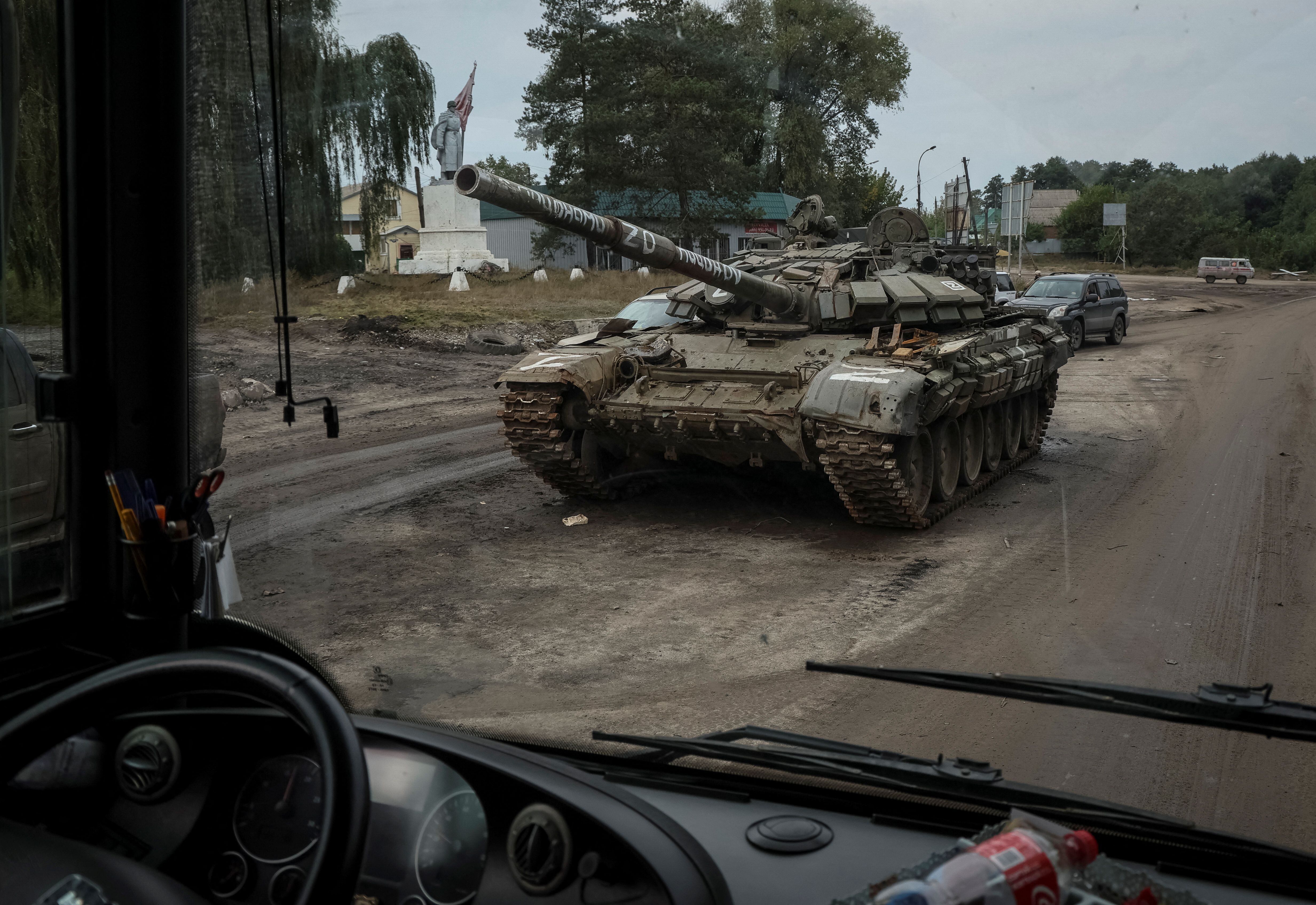 Se ve un tanque ruso destruido, en medio de la invasión de Rusia sobre Ucrania, en la ciudad de Izium, recientemente liberada por las Fuerzas Armadas de Ucrania, en la región de Kharkiv, Ucrania 16 de septiembre de 2022.  REUTERS/Gleb Garanich