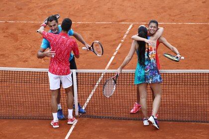 Fue muy habitual en el Adria Tour ver Novak Djokovic abrazarse con sus colegas y tomarse selfies con el público (REUTERS)