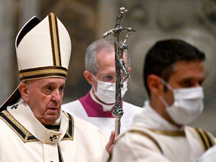 Foto del jueves del Papa Francisco en la misa de Nochebuena en la Basílica de San Pedro. 
Dic 24, 2020.  Vincenzo Pinto/?Pool via REUTERS