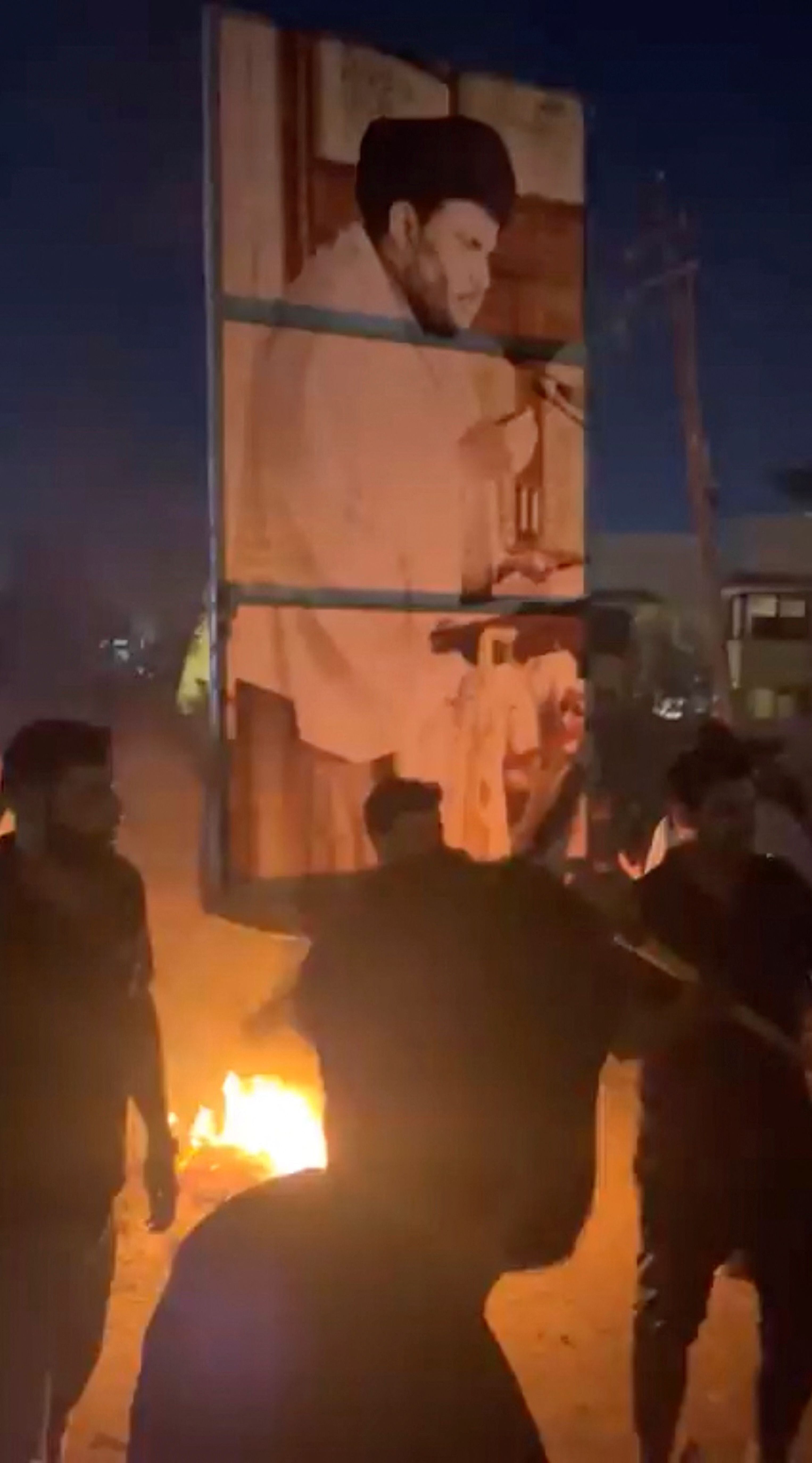 Decenas de manifestantes se agruparon alrededor de la embajada, de donde emergía una columna de humo, mientras policías antidisturbios se desplegaban por la zona para tratar de controlar la situación. (REUTERS)