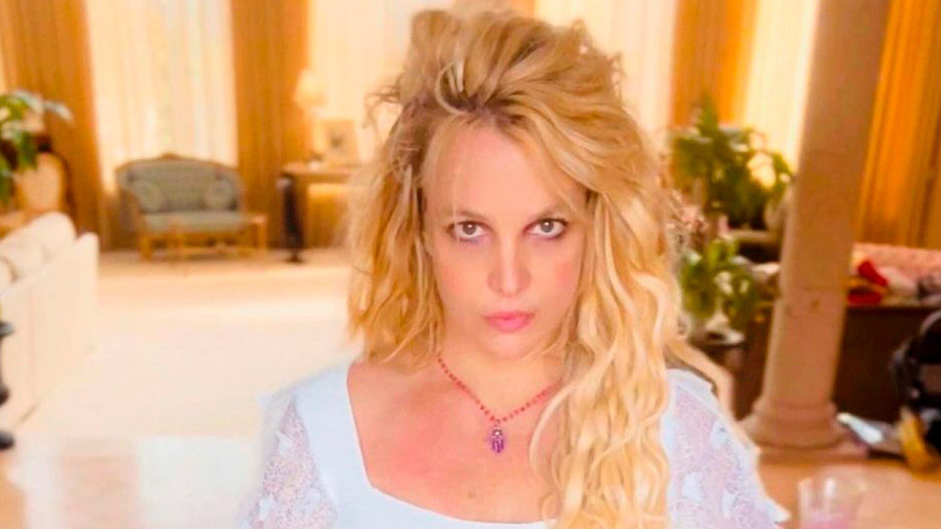 Reportes de TMZ aseguran que los cuchillos no son falsos, de hecho, Britney habría escondido cuchillos en toda su casa para evitar que la vuelvan a internar 
(@britneyspears)