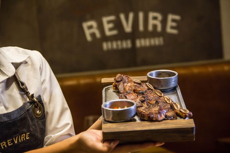 Otra de las especialidades es el Asado Especial Revire, una costilla de novillo braseada durante 4 horas