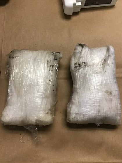 La metanfetamina estaba envuelta en dos paquetes que eran transportados por un dron.