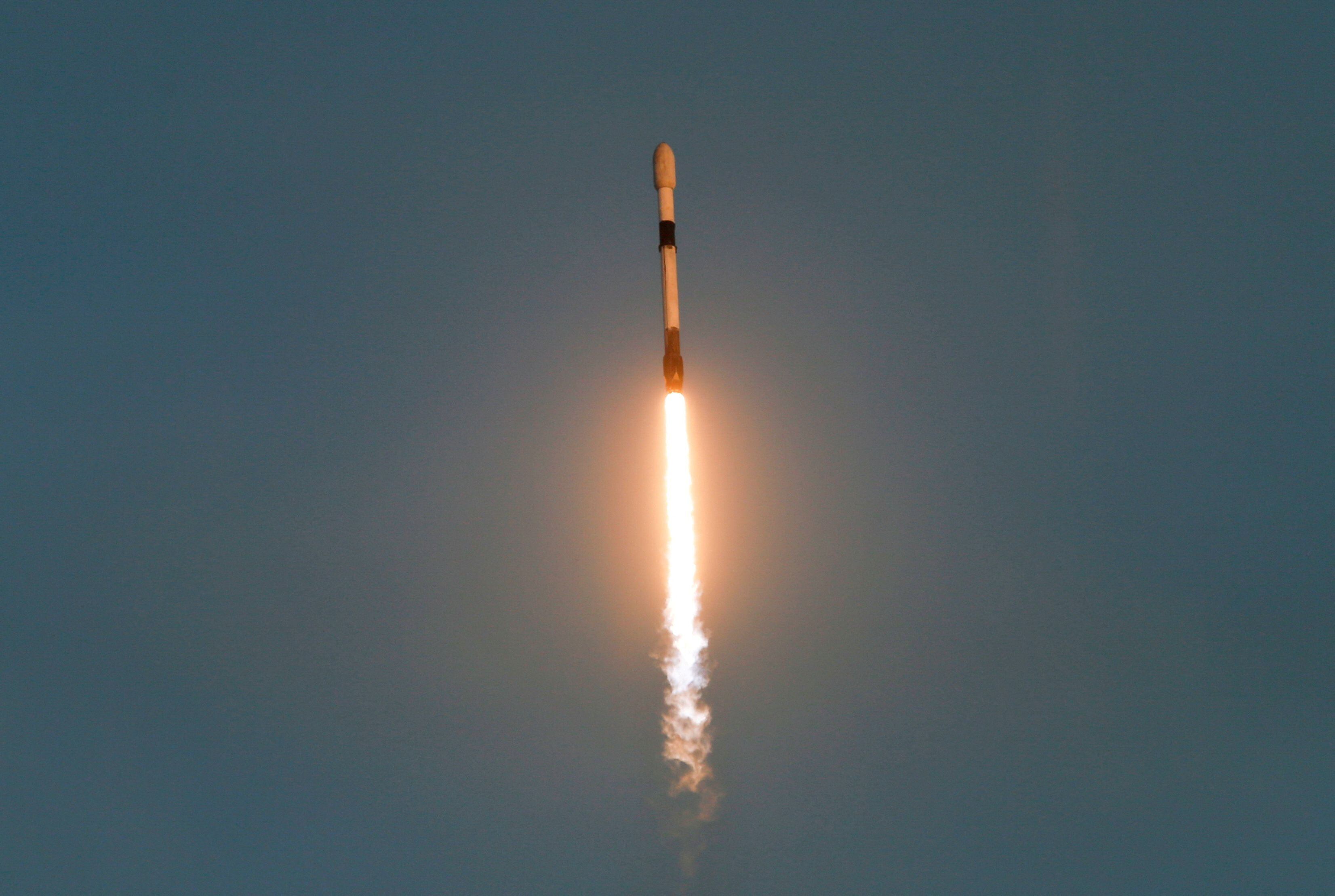 Cohete Falcon 9 despega en Caño Cañaveral. REUTERS/Joe Skipper/File Photo