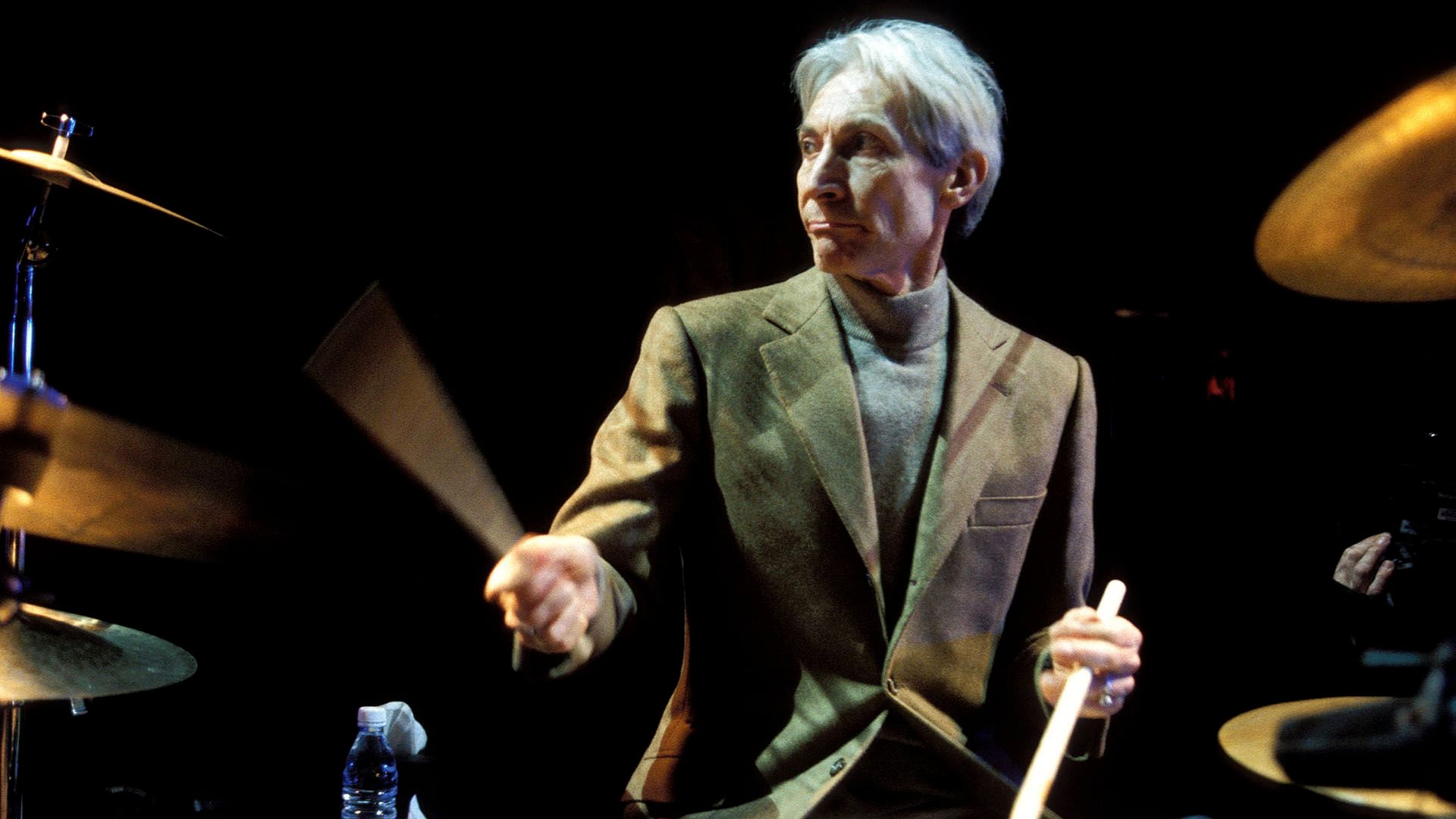 Elegante hasta para tocar la batería, Charlie Watts en una sesión de fotos de los Rolling Stones en el puente de Brooklyn en Nueva York (Photo by KMazur/WireImage)