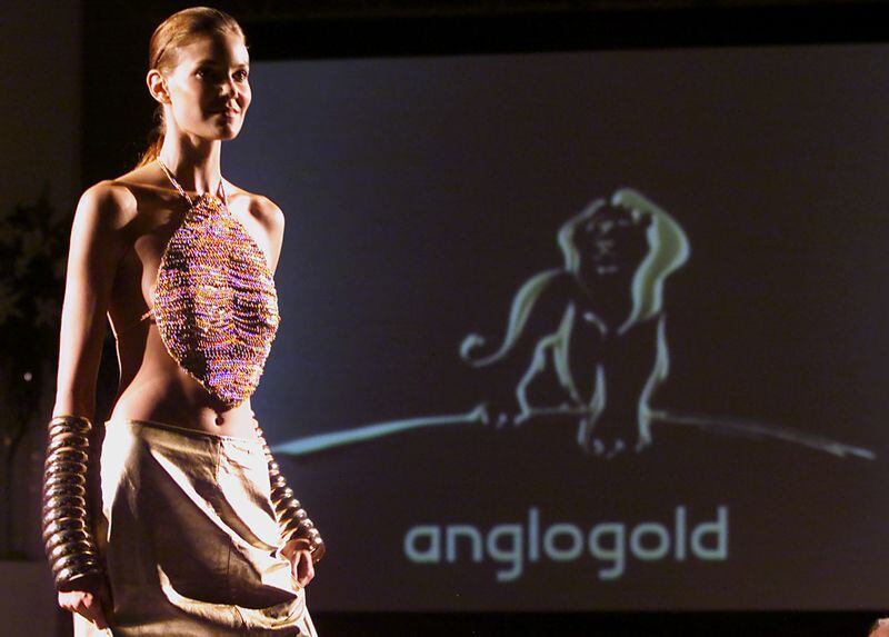 Foto de archivo. La modelo Jessica Berg, adornada con joyas de oro, camina por un escenario durante la promoción de Anglogold , en Sydney, Australia, 13 de noviembre, 2001. REUTERS/David Gray