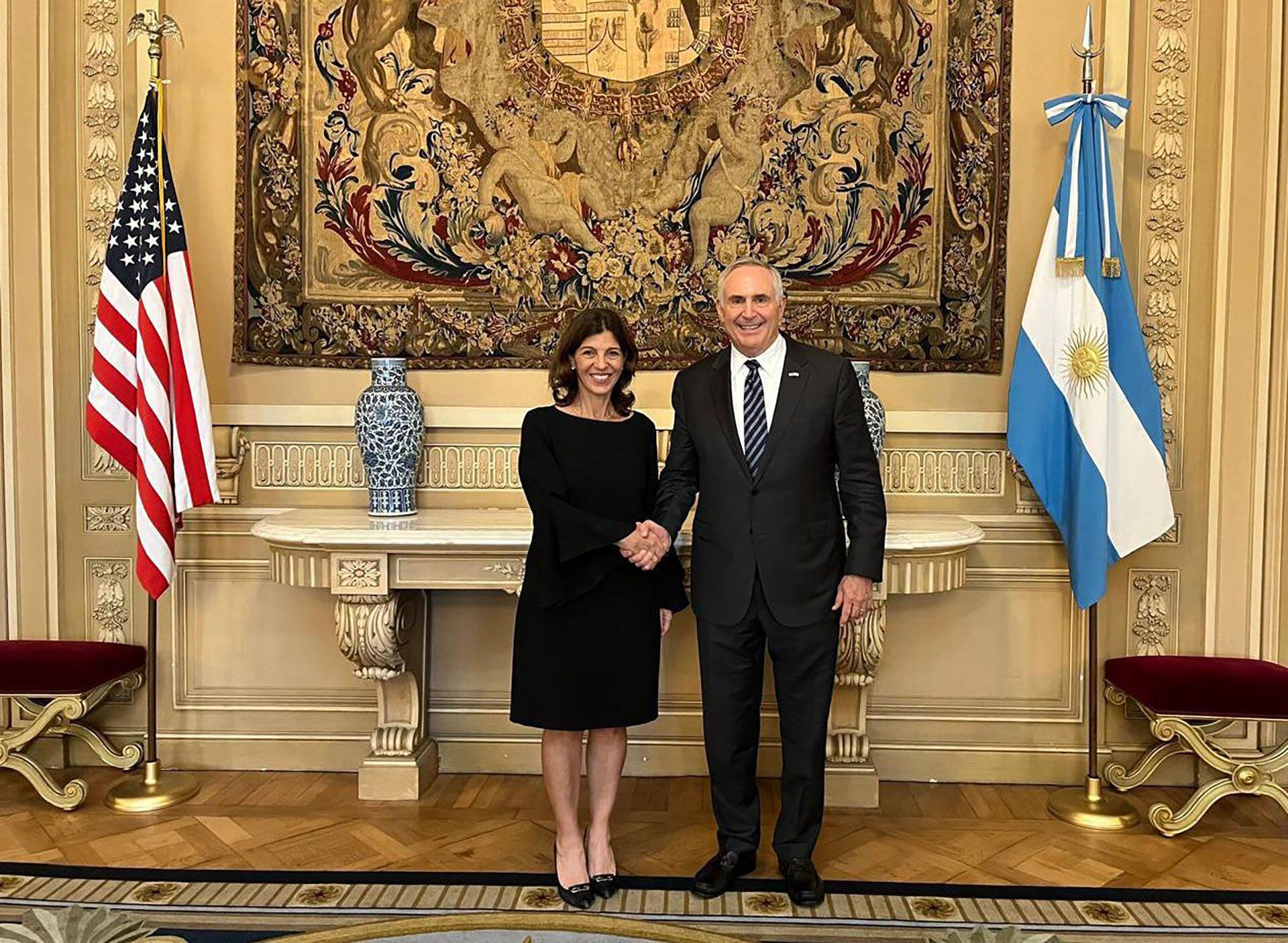 Florencia Misrahi con el embajador Stanley