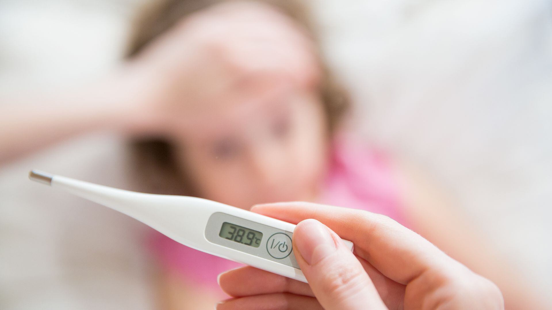 Durante los primeros días el dengue puede producir fiebre alta en los chicos. Cuando baja la fiebre, empieza una fase que obliga a estar más atentos a sus familias porque en algunos casos, se desarrollan complicaciones (iStock)