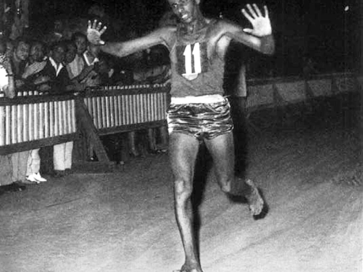Abebe Bikila, el maratonista que descalzo se consagró como figura olímpica en Roma 1960 Infobae