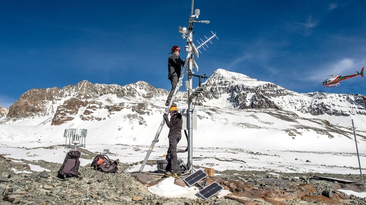 El geólogo Gino Casassa y el ingeniero Diego González inspeccionan una estación meteorológica en una valle junto a las minas Andina y Los Bronces (Tomas Munita/Bloomberg)