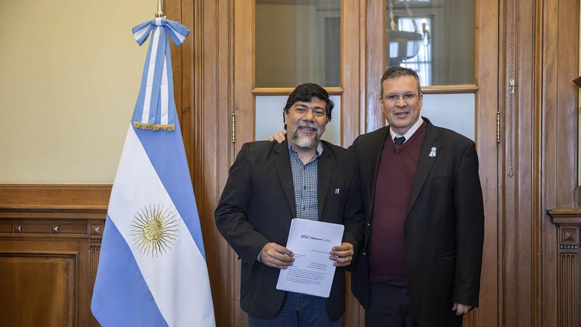 El ministro de cultura de la nación, Tristán Bauer, junto al ministro de cultura de Misiones, Joselo Schuap (crédito: Cultura Misiones)