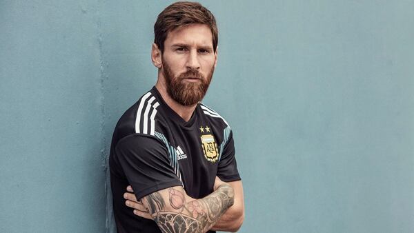 Lionel Messi luciendo la camiseta alternativa de Argentina en el Mundial de Rusia