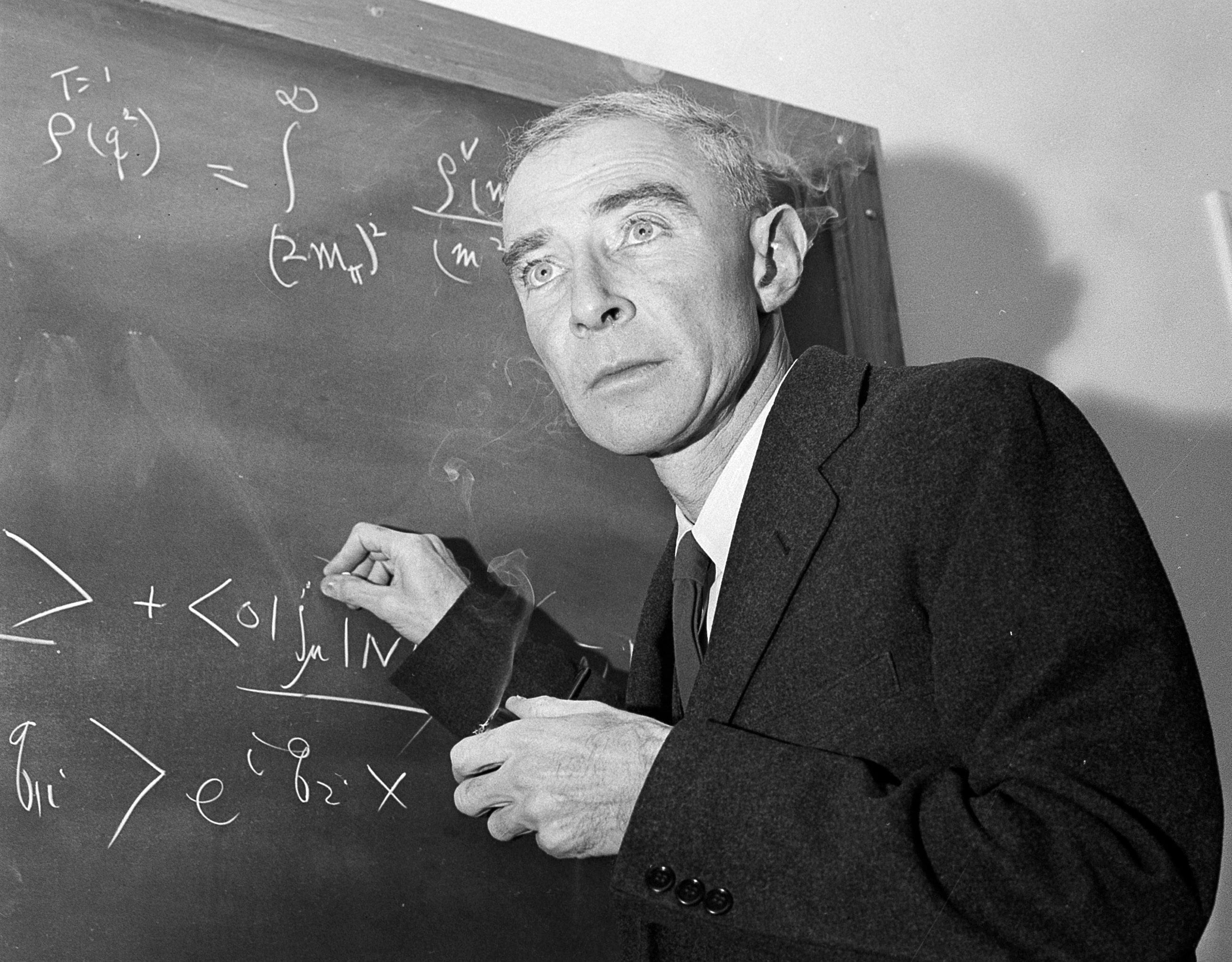 J. Robert Oppenheimer, creador de la bomba atómica, en su despacho en el Instituto de Estudios Avanzados en la Universidad de Princeton, en Princeton, Nueva Jersey, en 1957. (AP Foto/John Rooney, Archivo)