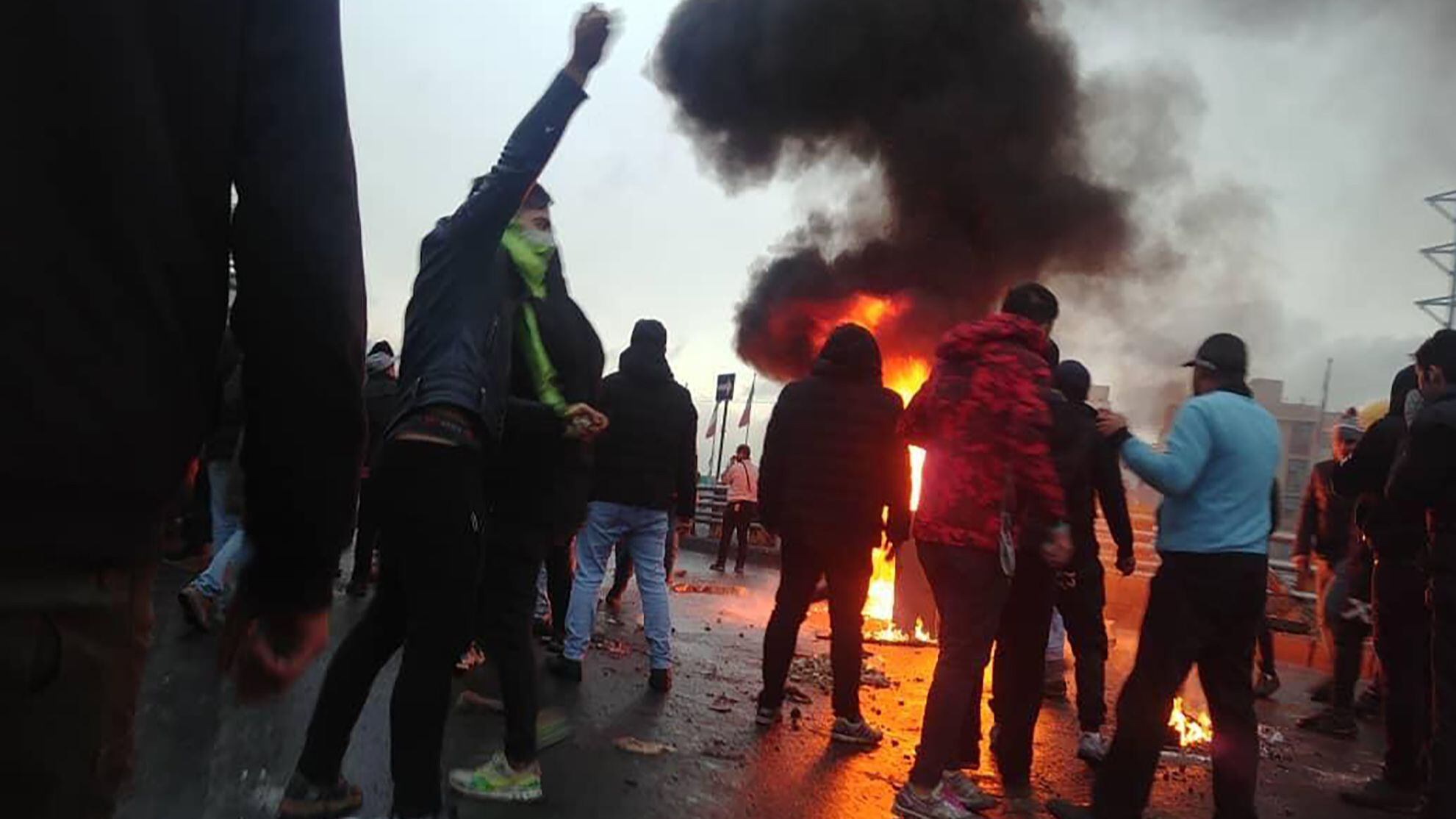 Manifestantes iraníes se reúnen alrededor de una hoguera durante una manifestación contra un aumento de los precios de la gasolina en la capital, Teherán, el 16 de noviembre de 2019. AFP/Archivo