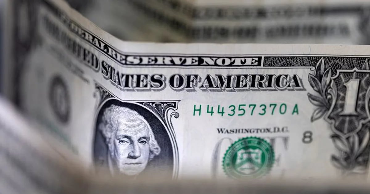 Dollar ran in Next Day mode and closed at $4,914 after falling slightly