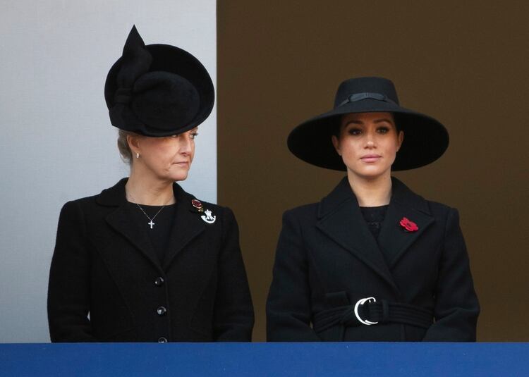 Sophie Condesa de Wessex y Meghan Markle durante el Servicio del Día del Recuerdo, en Londres, Reino Unido, el 10 de noviembre de 2019 (Shutterstock)