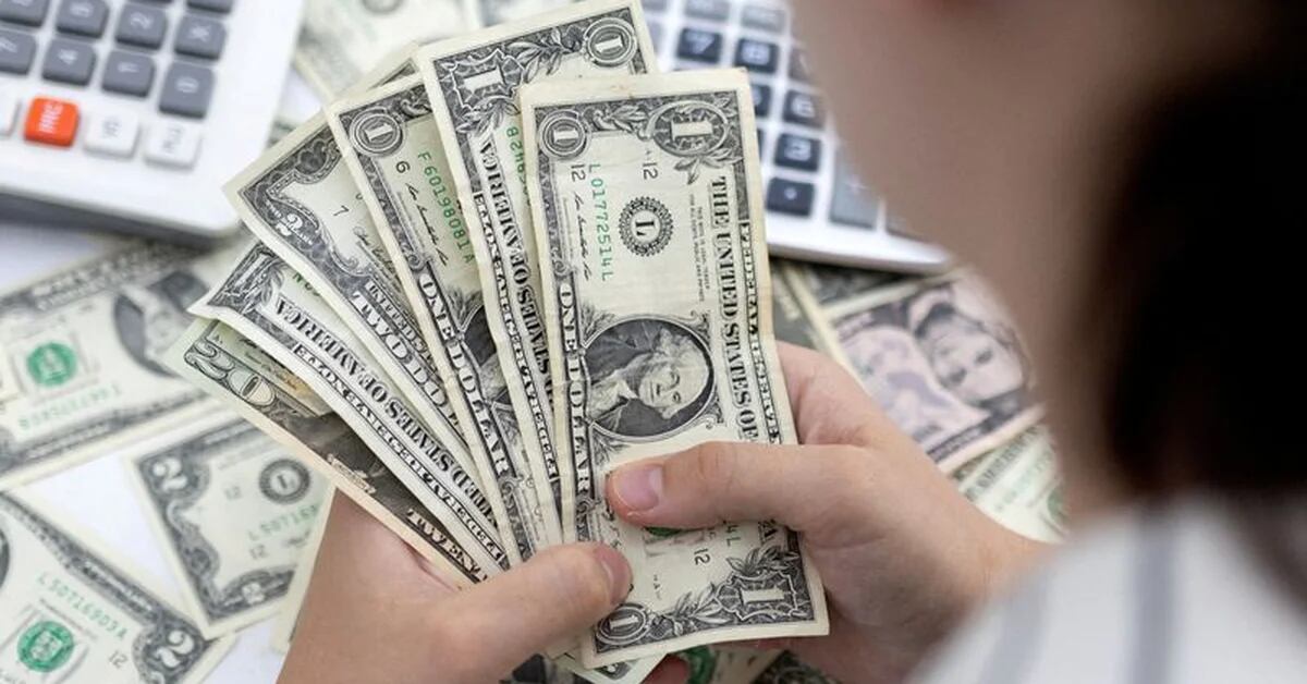 Dollar heads for first monthly gain since September on expectations of US rate hikes