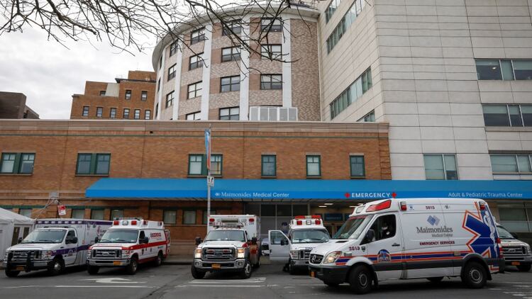 Ambulancias fuera del centro de emergencias en el Centro Médico Maimonides durante el brote de coronavirus en el distrito de Brooklyn de Nueva York (Reuters)