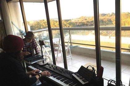 Buenos Aires, 2020. "Grabando con un teclado CP-88 y la batería eléctrica TR-8, en el Bajo Belgrano. Ese edificio se alza donde funcionaron los estudios Phonalex. Durante los '70, allí se grabaron infinidad de joyas del rock argentino como Pescado Rabioso, Billy Bond, Sui Generis y Porsuigieco", recuerda Samalea.