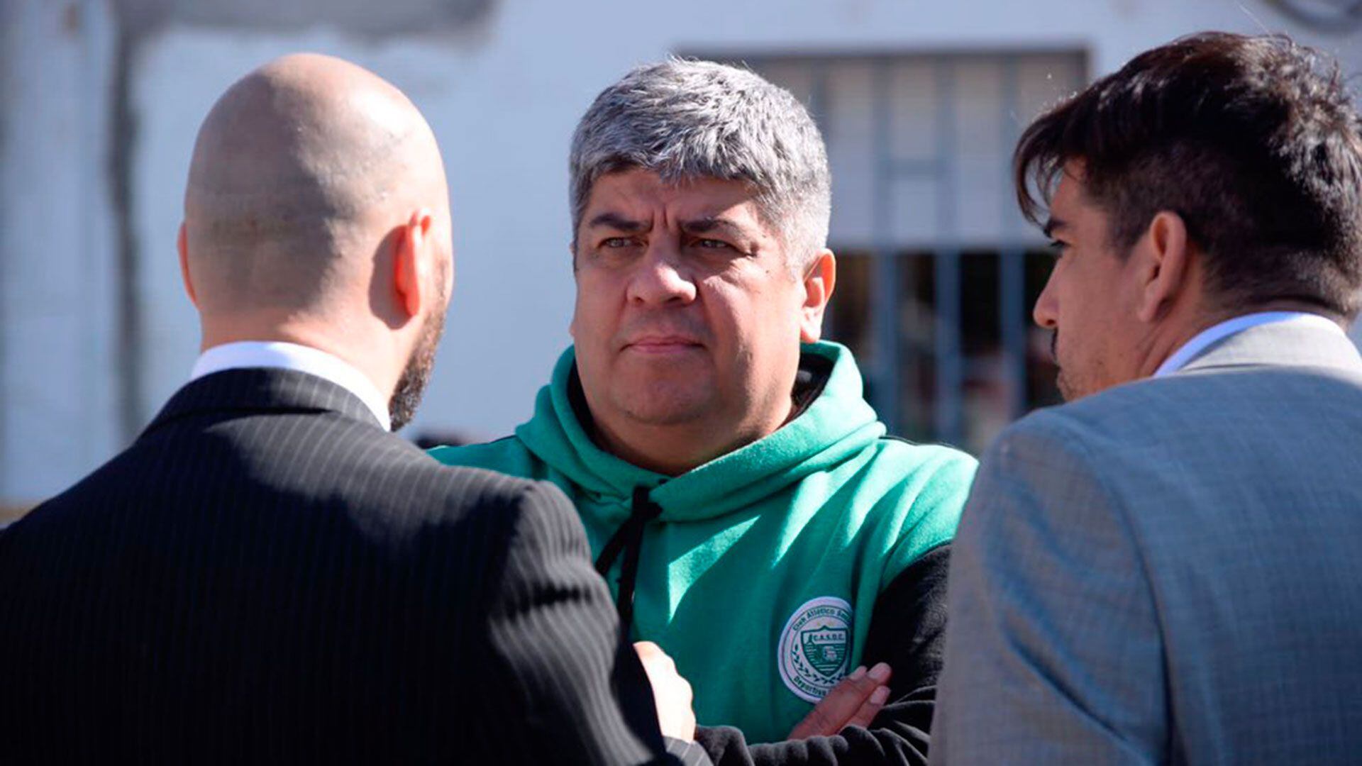 Pablo Moyano, junto a los abogados de los dos gremialistas de Camioneros detenidos por presunta extorsión a un empresario. 