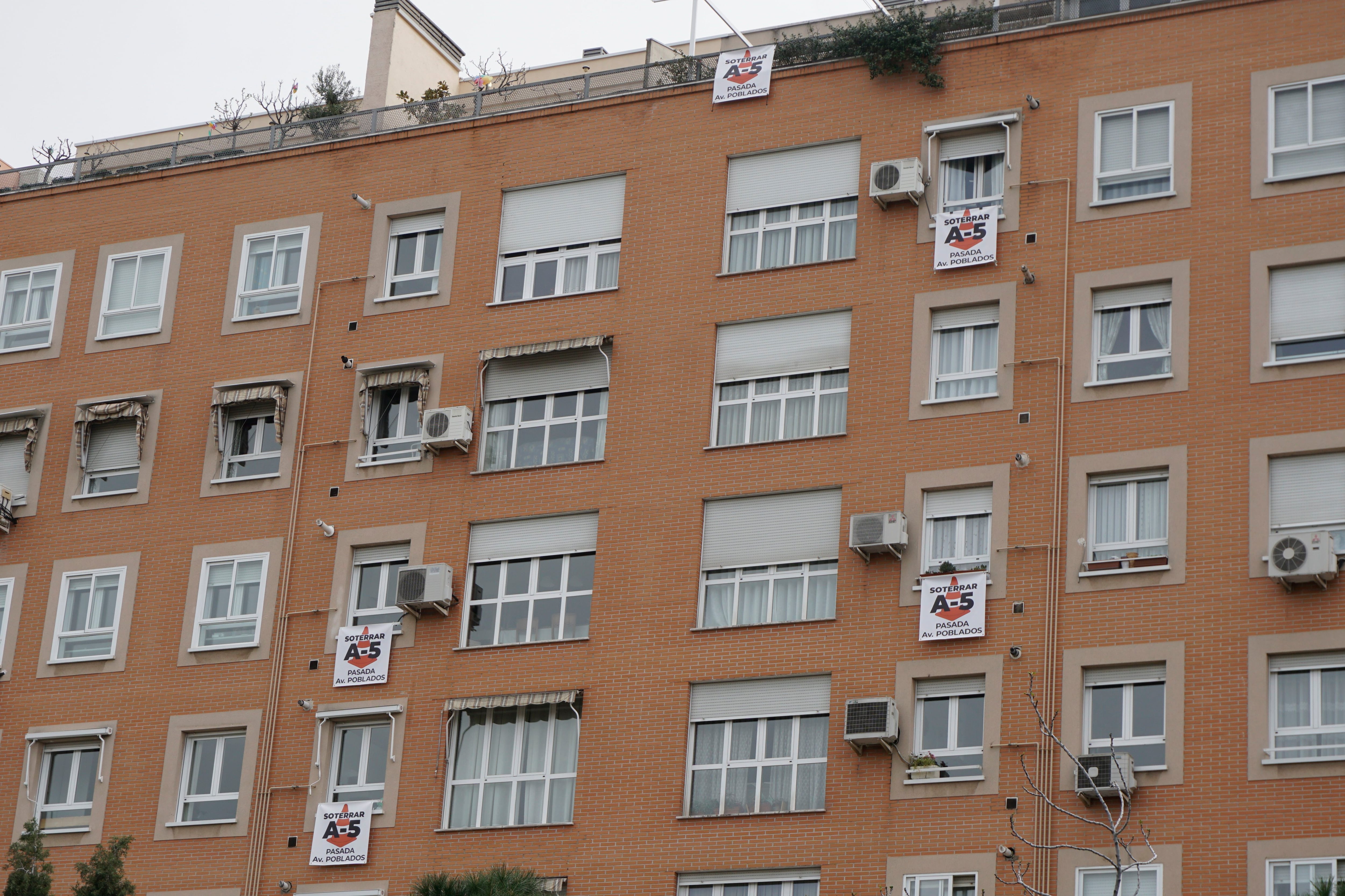 Viviendas frente a la A-5 cuelgan carteles que piden soterrar la carretera hasta la Avenida de los Poblados (Infobae España)