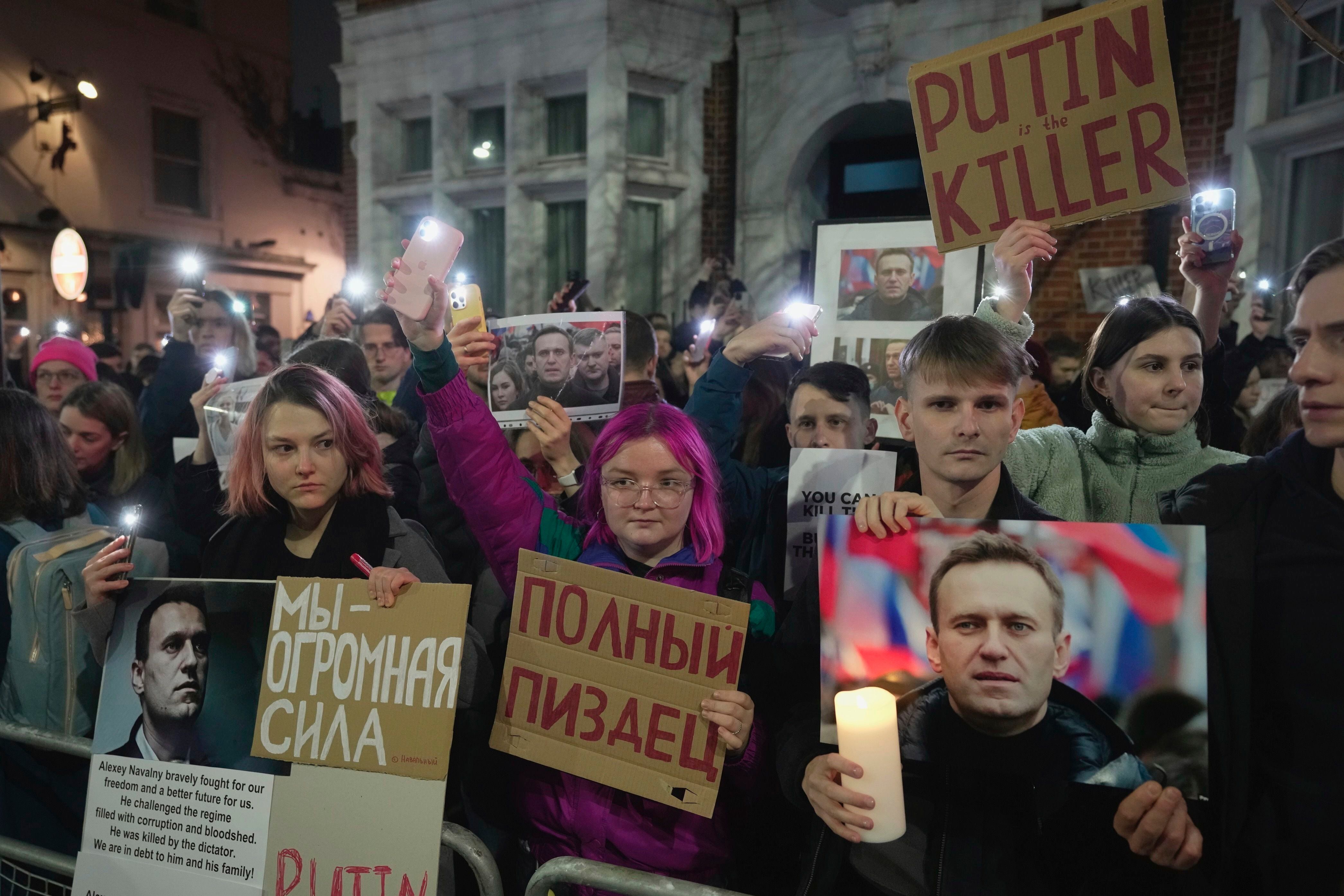 Manifestación el 16 de febrero de 2024 en reacción a la noticia de la muerte de Alexei Navalny (Foto AP/Kin Cheung)
