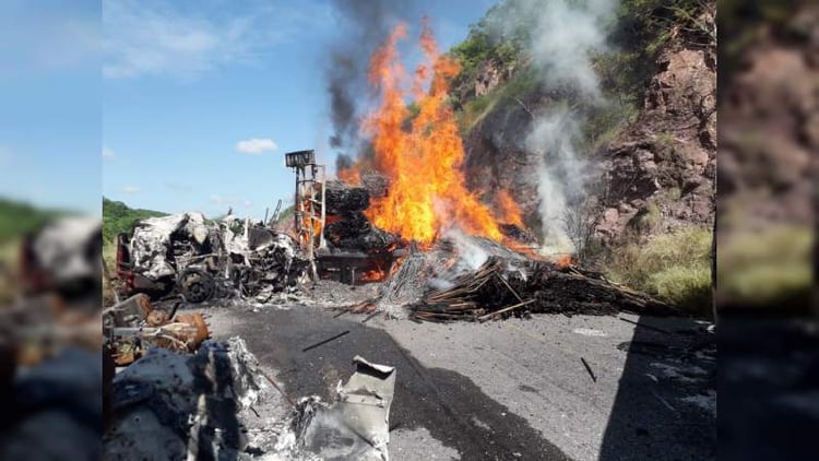 En el municipio de Buenavista, Michoacán, grupos criminales incendiaron dos camiones de carga (Foto: Noventa Grados)