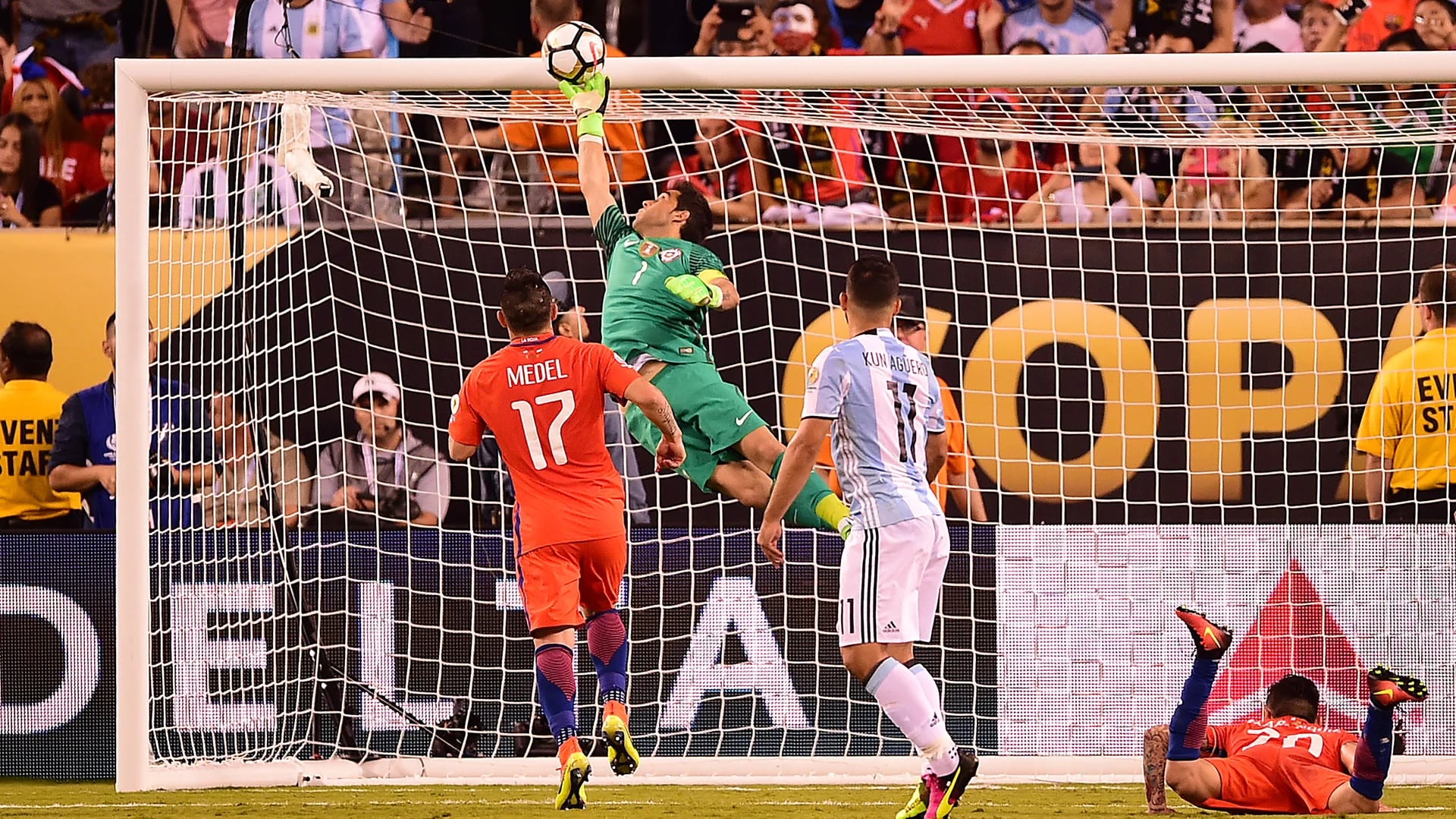 Claudio Bravo se quedó con una chance clara para Argentina (AFP)