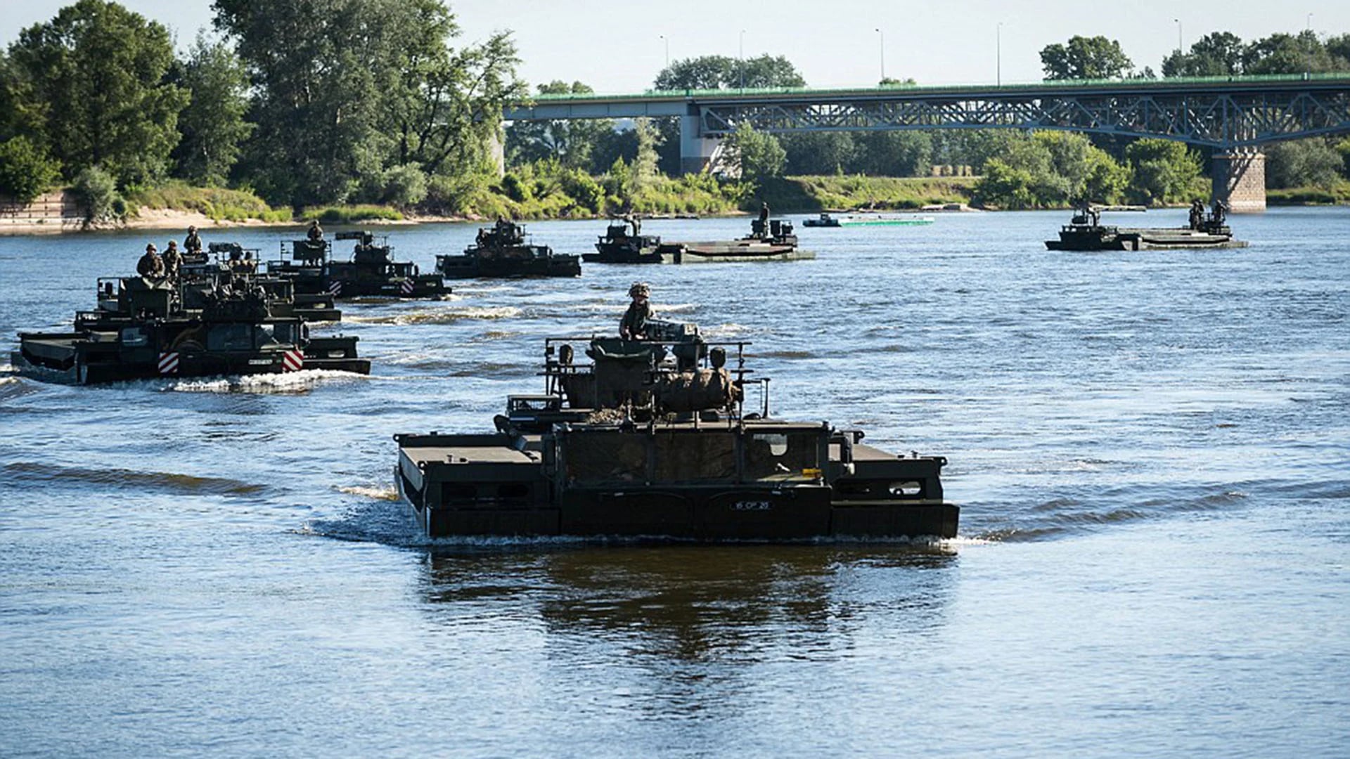 Los vehículos amfibios fueron una de las mayores atracciones para los habitantes de la ciudad polaca de Torun, que se acercaron a observar los movimientos militares de la OTAN