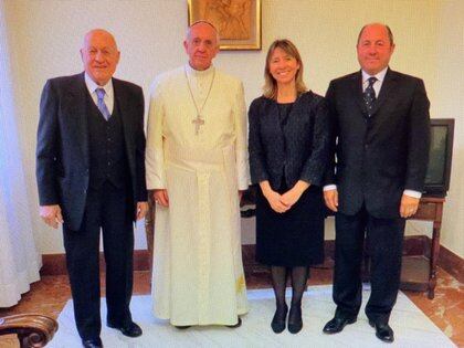 Carlos Samaria, el Papa Francisco y los hermanos Stella y Roberto Samaria el 24 de septiembre en Santa Marta, Vaticano