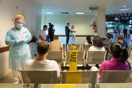 Personas esperan para recibir una dosis de la vacuna Sinovac Biotech Ltd. Covid-19 en una clínica de Montevideo, Uruguay, el lunes 1 de marzo de 2021