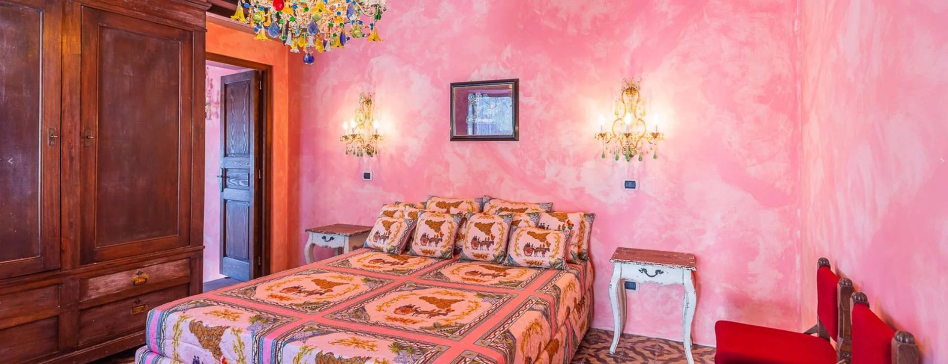 La habitación rosa: el estilo característico de Dolce & Gabbana se ve en toda la casa, con cada suite en su propio color y sofás y muebles suaves acabados en las telas de la casa de moda