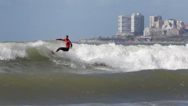 El surf está en auge y se vive todo el año (Turismo Mar del Plata)