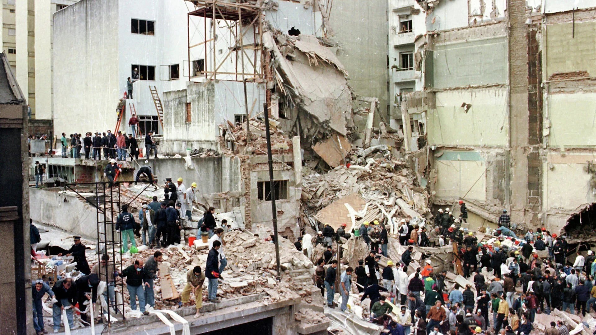 El 17 de marzo de 1992, la comunidad judía ya había sido objeto de otro atentado, cuando una camioneta Ford F-100 explotó frente a las puertas de la Embajada de Israel (AFP)
