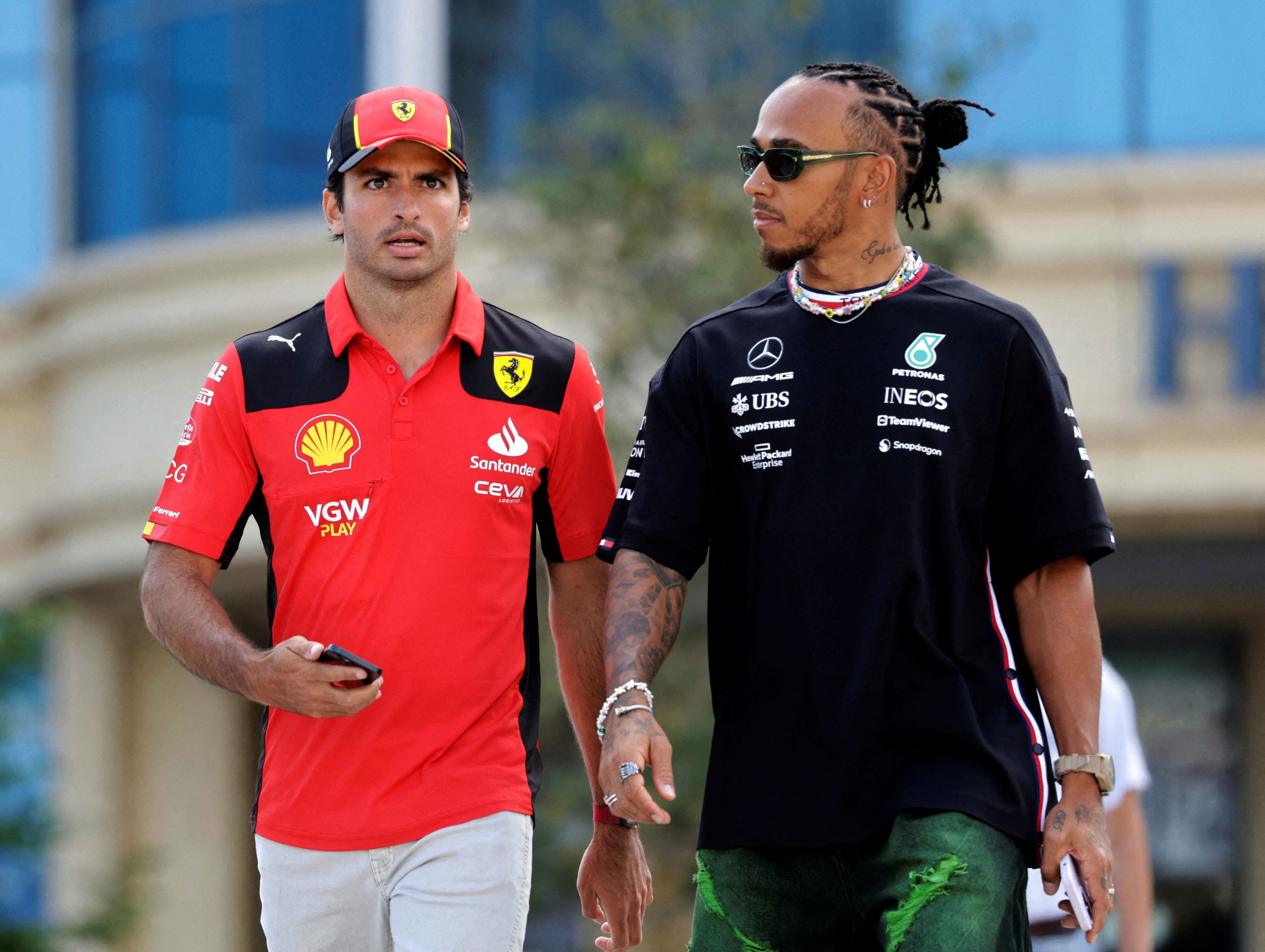 Carlos Sainz y Lewis Hamilton (REUTERS/Leonhard Foeger/File Photo)
